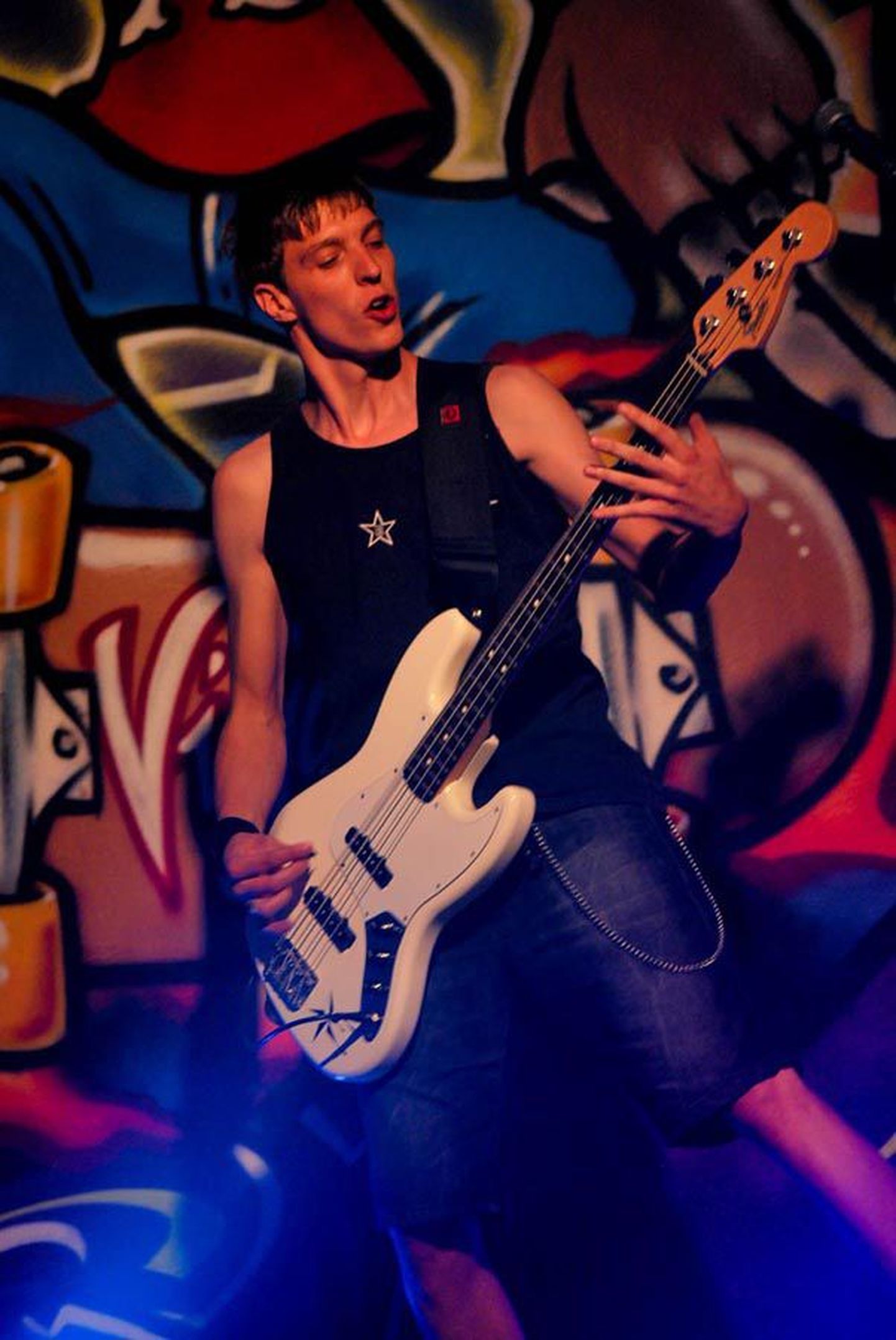 Viljandi noortekeskuse avamisel sai Emeraldi basskitarrist Ott Jõgiaas taas mängida oma pillil, mille vargad olid kaks kuud tagasi bändi prooviruumist kaasa võtnud ja üritanud seda pandimajas maha müüa.