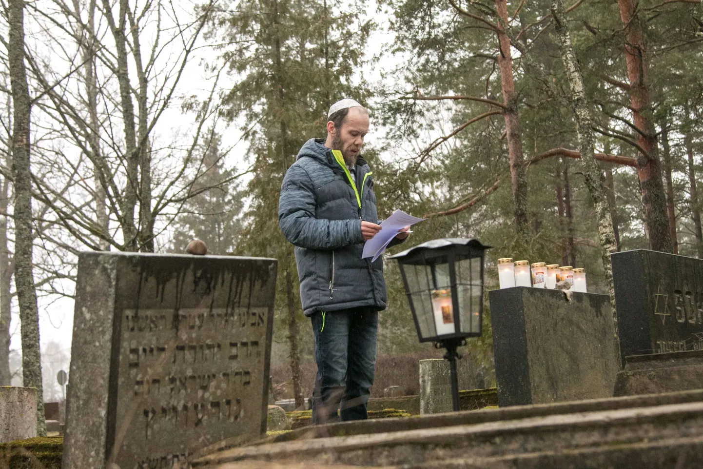 Sergei Seleznjov süütas holokausti ohvrite mälestuseks küünlad ning luges palvuse. Foto on tehtud eelmise aasta mälestusüritusel.