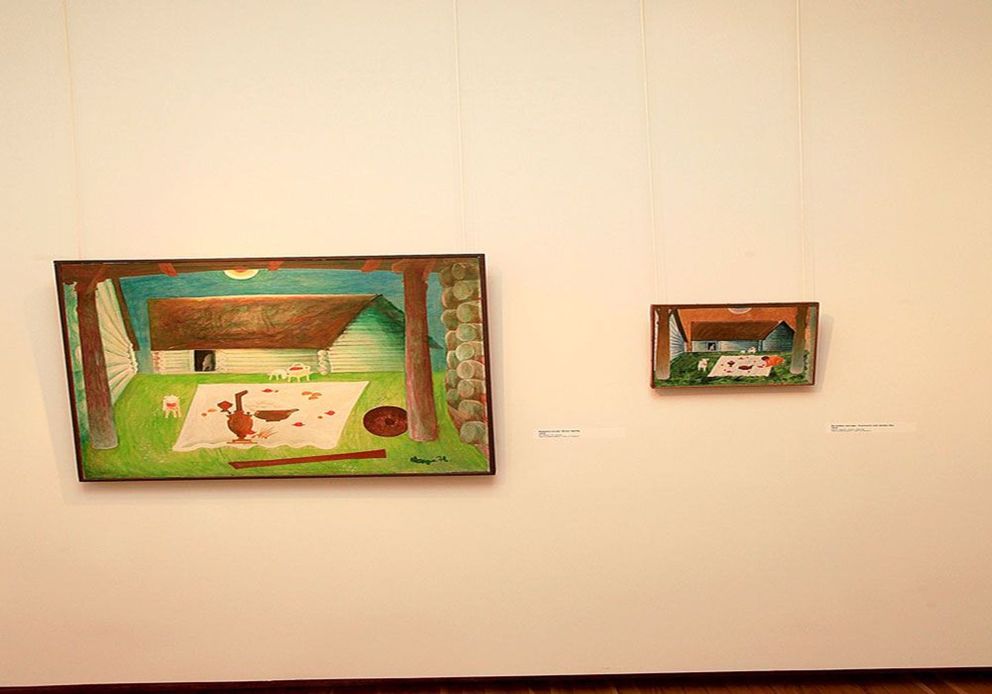 Nikolai Kormašovi «Roheline kevad» (vasakul, 1972, õli, lõuend) ja «Õu kuldse taevaga» (1975, akrüül, masoniit) kujutavad tema maakodu õue. Need kaks maali on kõrvuti näitusel «Harmoonia otsinguil».