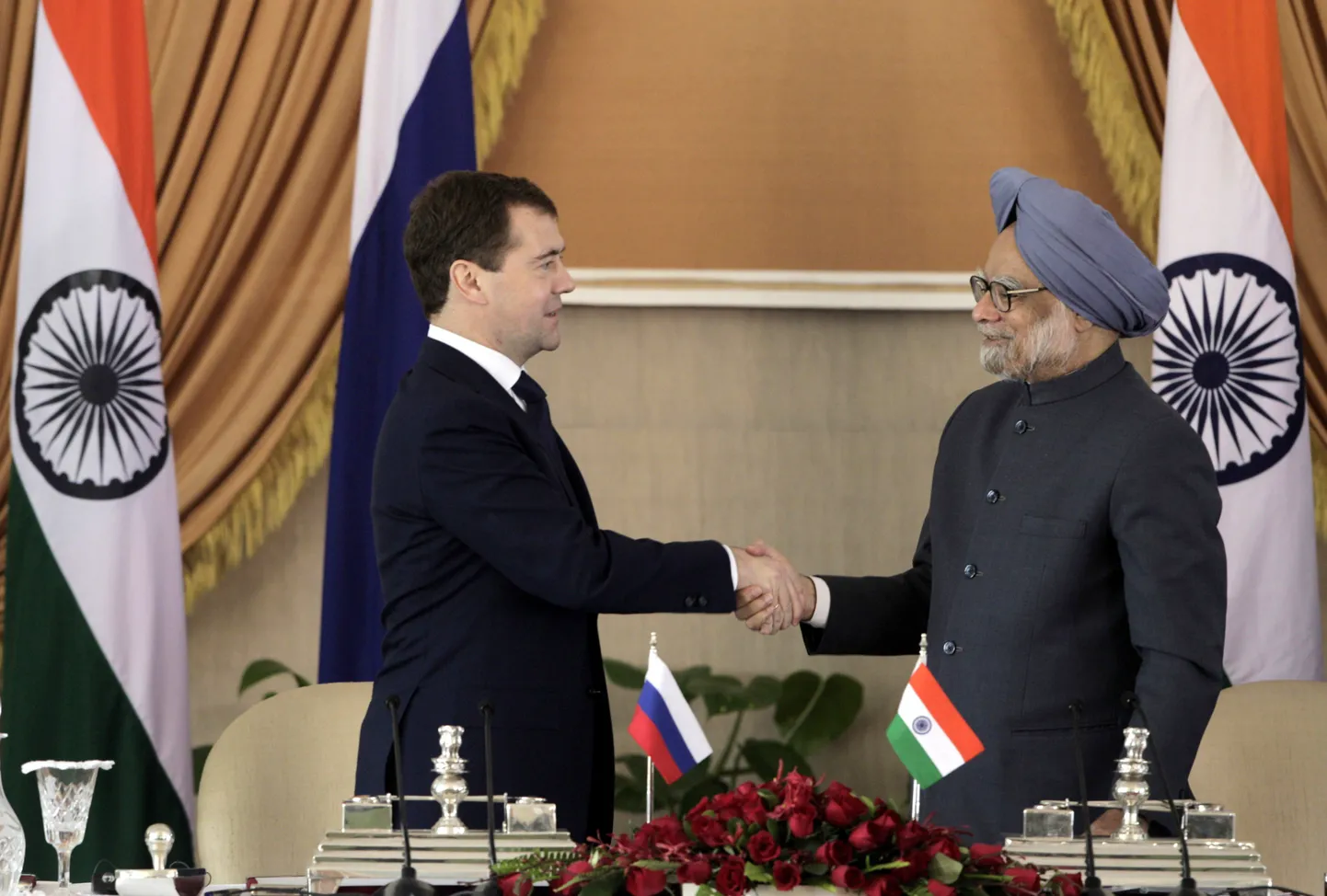 Президент России Дмитрий Медведев и премьер-министр Индии Манмохан Сингх.