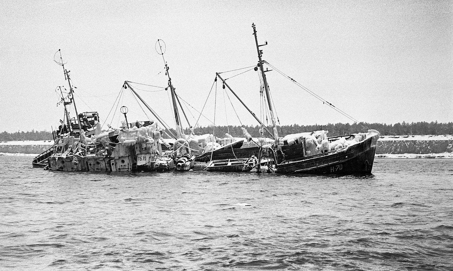 Kaader Jaan Künnapi fotoseeriast Päästetööd merel, uppuv laev aastal 1973