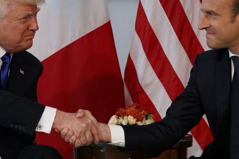 Donald Trump ja Emmanuel Macron kätlemas