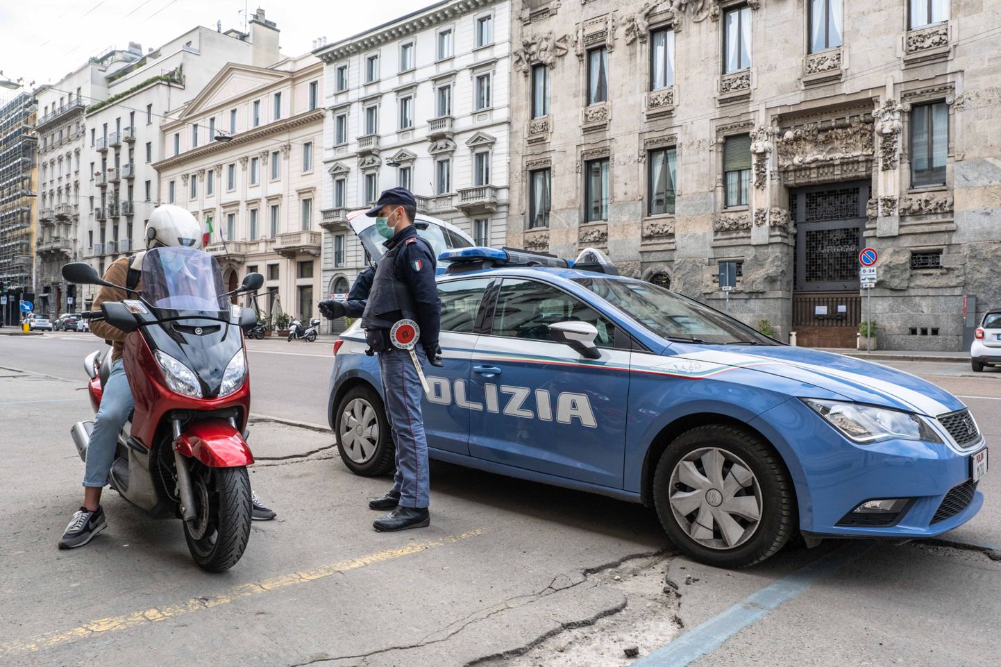 Полиция в Милане проверяет всех, кто не сидит дома. 23 марта, Милан
