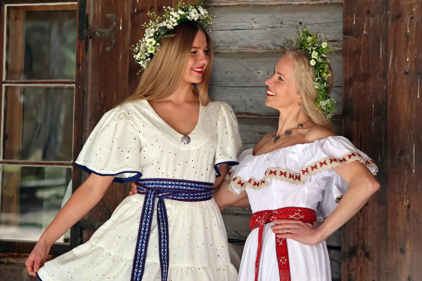 Missis Estonia ja Eesti Iluduskuninganna rahvuslike rõivaste fotosessioon Eesti Vabaõhumuuseumis.