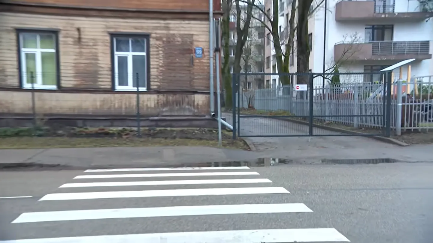 В одном из дворов Риги неожиданно появился забор.