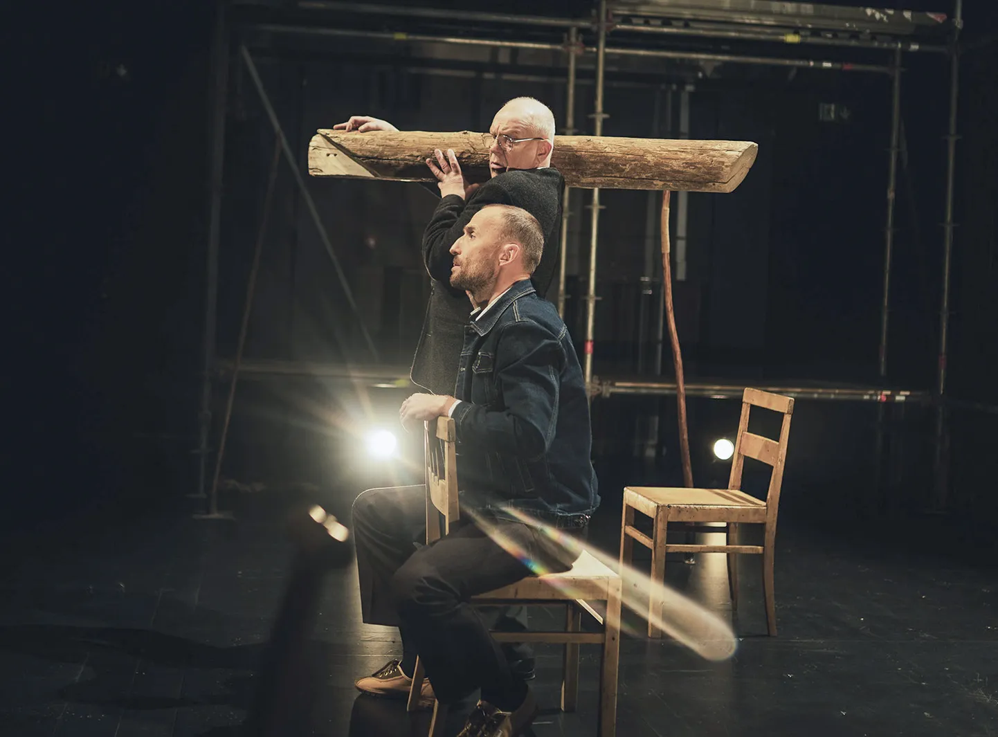 Andrus Vaarik ja Märt Avandi Endla teatri lavastuses «Tõde ja õigus V».