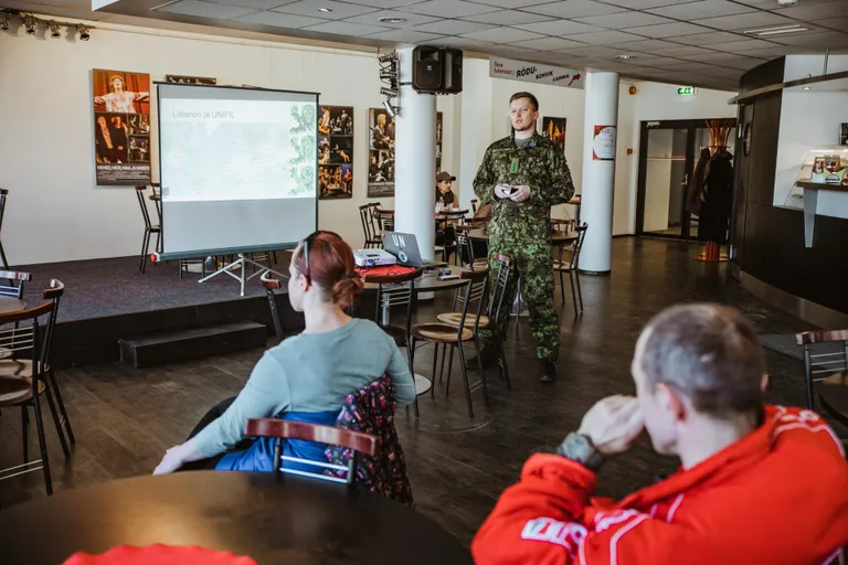 Naiskodukaitse Pärnumaa ringkonna liikmed kohtusid heategevuskampaania “Anname au!” avapäeval Endla Teatrikohvikus Taavi Laasikuga.