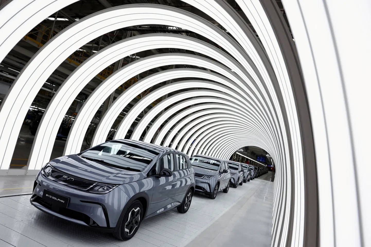 Fotol: BYD elektriautod tehases. BYD, Hiina suurim elektriautode tootja, haaras maailma juhtiva positsiooni Teslalt 2024. aasta jaanuaris.