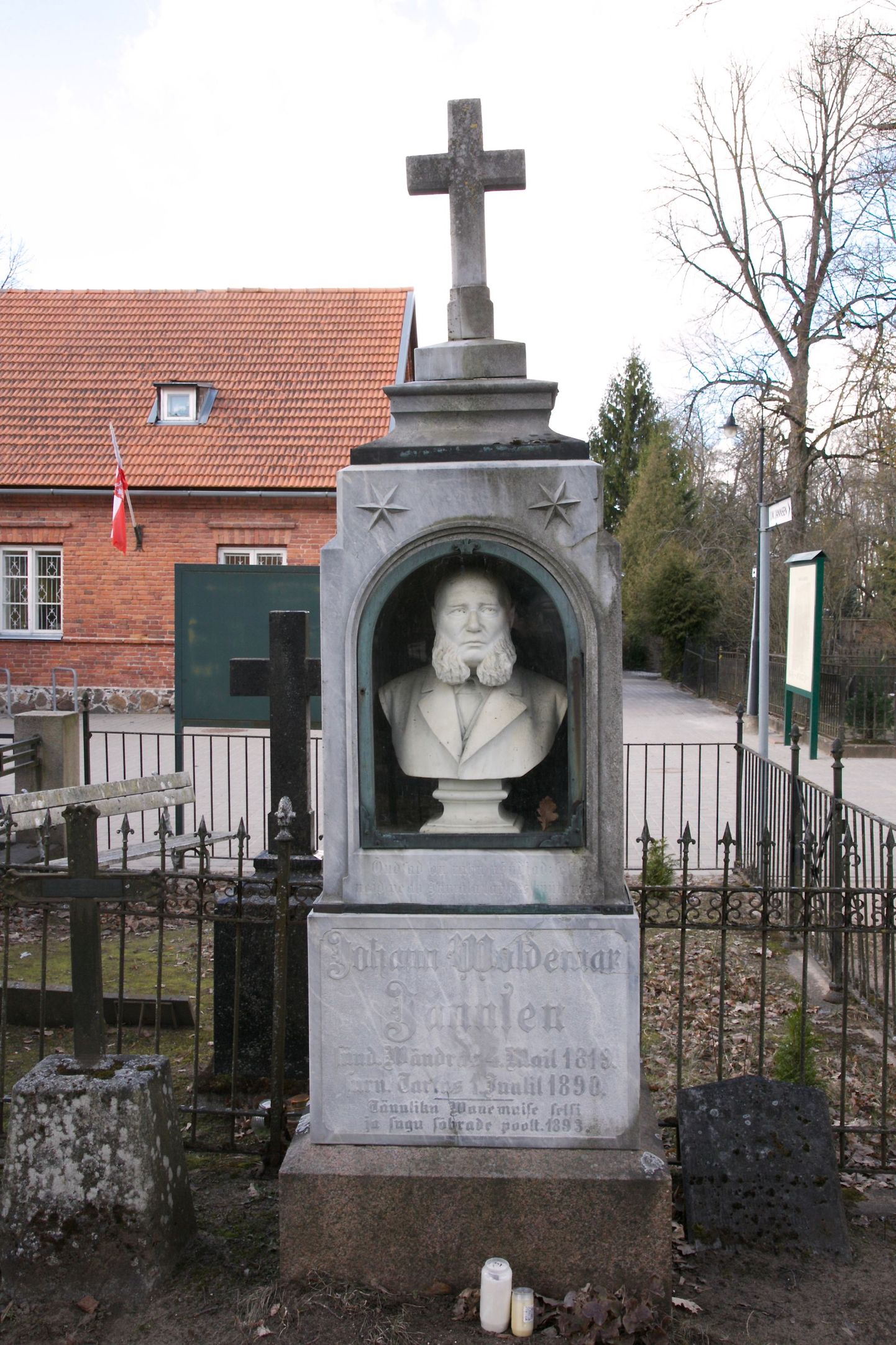 J. V. Jannseni hauamonument Raadi kalmistul.