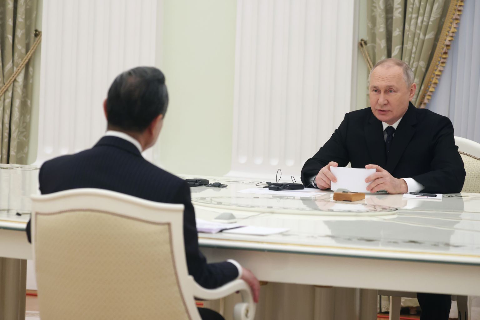 Venemaa president  Vladimir Putin kohtus 22. veebruaril 2023 Moskvas Kremlis Hiina kõrge poliitiku Wang Yiga. Nad istusid kuulsa valge laua taga, kuid Putin ei hoidnud enam distantsi