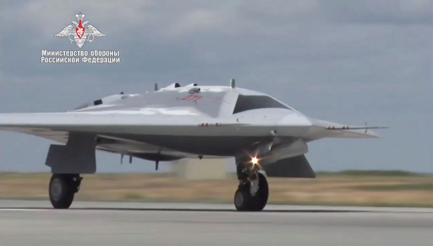 Üks vähestest piltidest, mille Venemaa kaitseministeerium on avaldanud droonist S-70 Ohotnik-B, pärineb 7. augustist 2019 pärast seda, kui tehti esimene katselend. Hiljem on projekt veninud, kuid nüüd näib, et sellele on uus hoog sisse antud, et esimesed mehitamata lennukid jõuaksid kasutusse juba sel aastal.