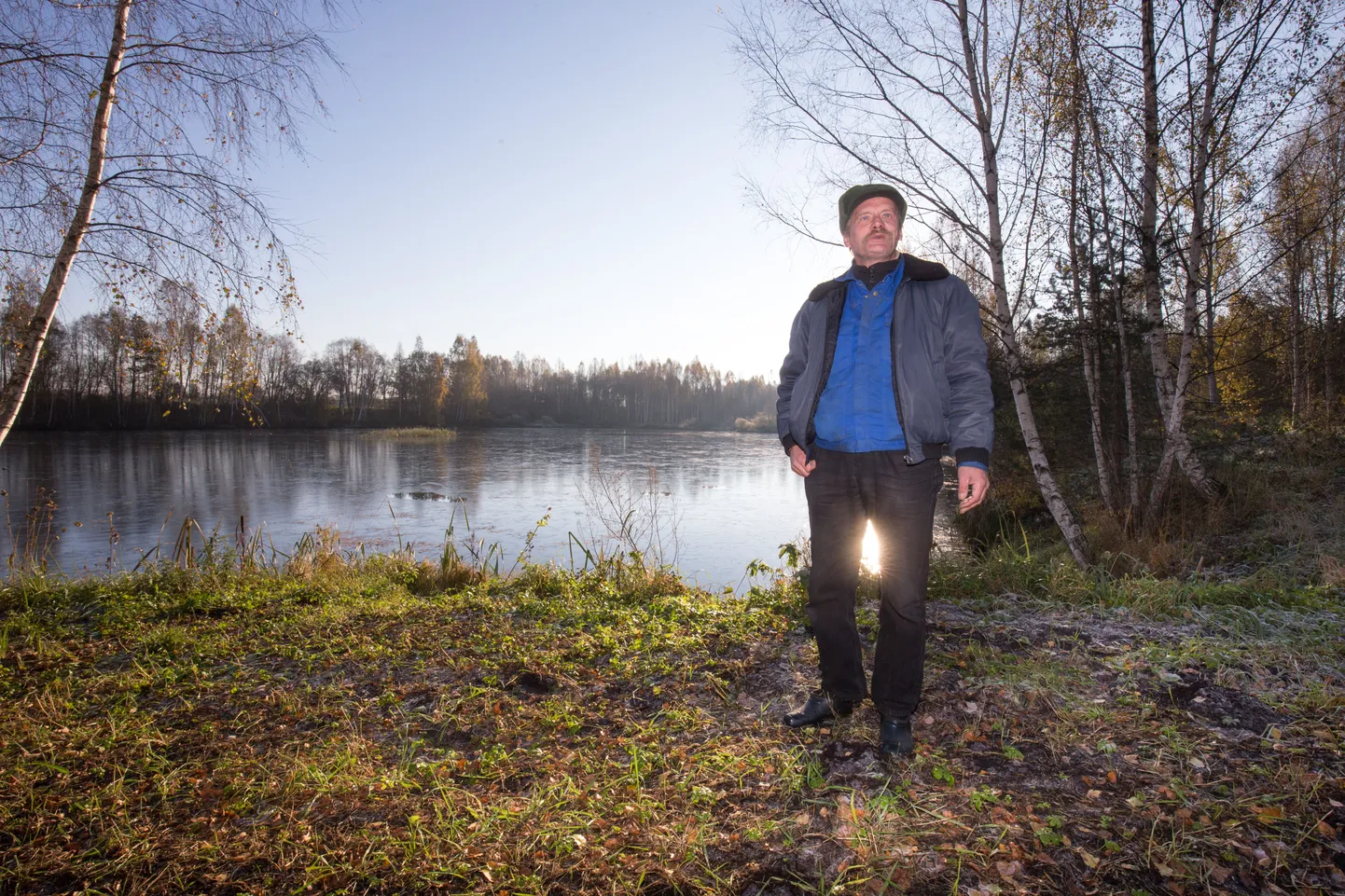 Penuja küla mees Aivo Joamets seisab oma kinnistul ja tema selja taha jääb Penuja järv.