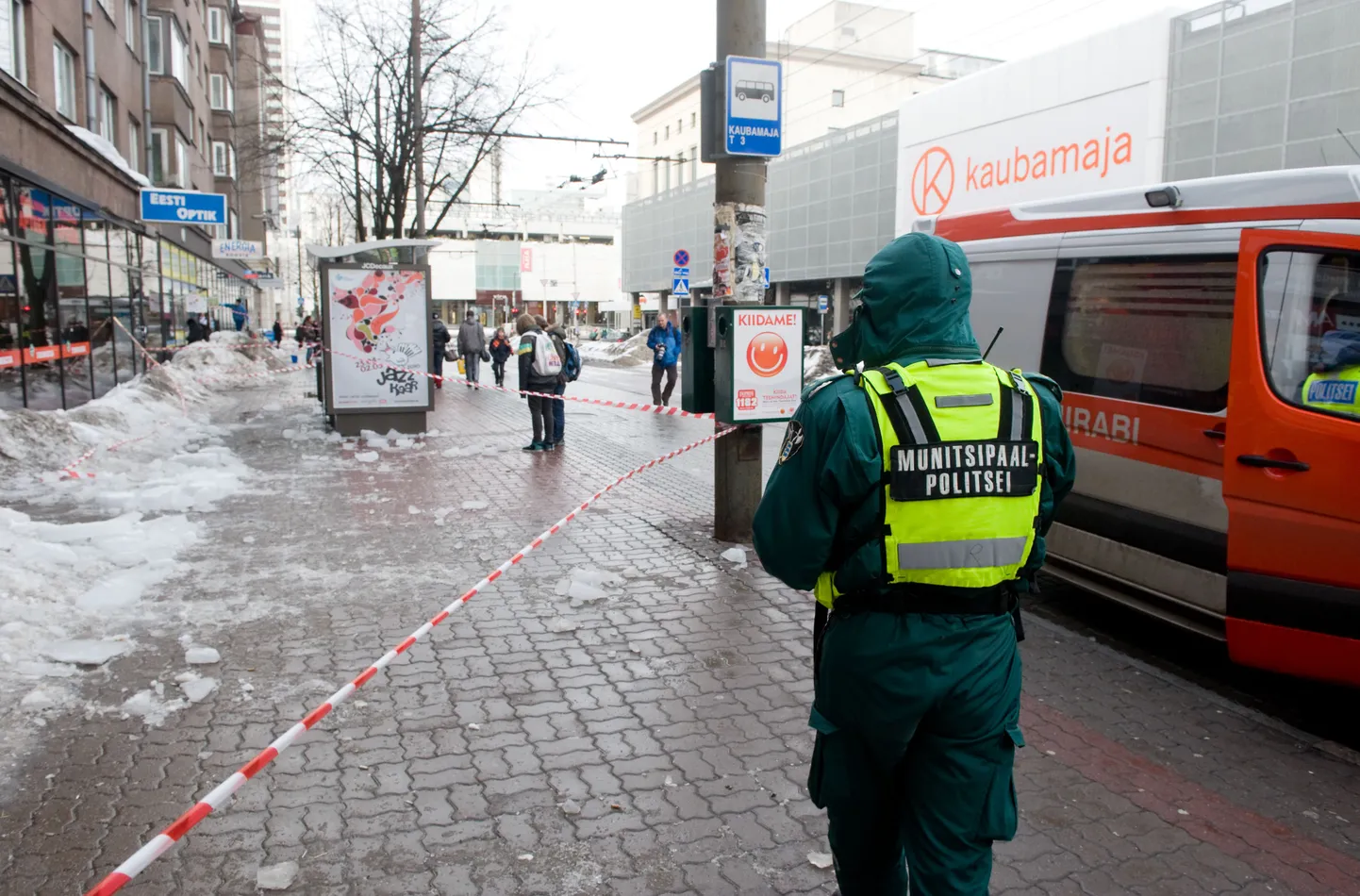 Kaubamaja trollipeatuses kukkus 15-aastasele tüdrukule pähe jäätükk.