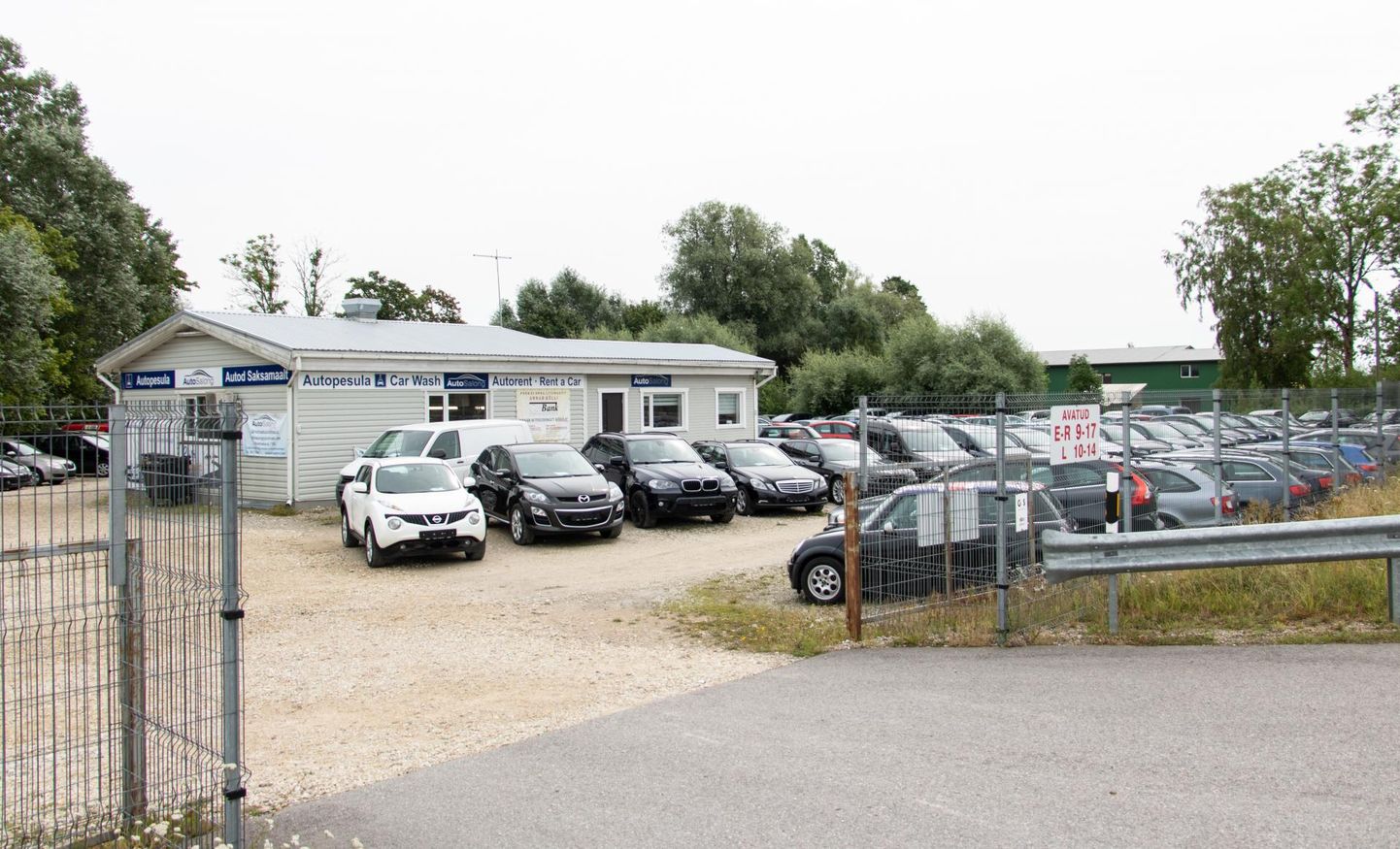 Jämejala ristis asuva Autosalong OÜ müügiplatsil on Viljandis tegutsevatest autoaedadest kõige suurem autopark.
