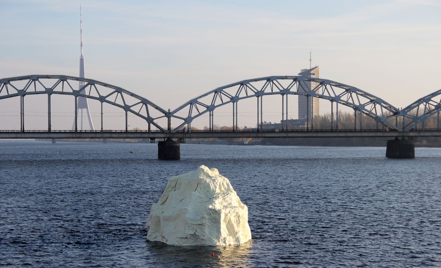 Daugavā pie Akmens tilta izvietots Korupcijas novēršanas un apkarošanas biroja sociālās kampaņas vides objekts "Korupcijas aisbergs", kas simbolizē mazu korupcijas aisberga redzamo daļu, zem sevis slēpjot plašu negatīvo ietekmi gan uz korupcijā iesaistītajiem dalībniekiem, gan sabiedrību kopumā.