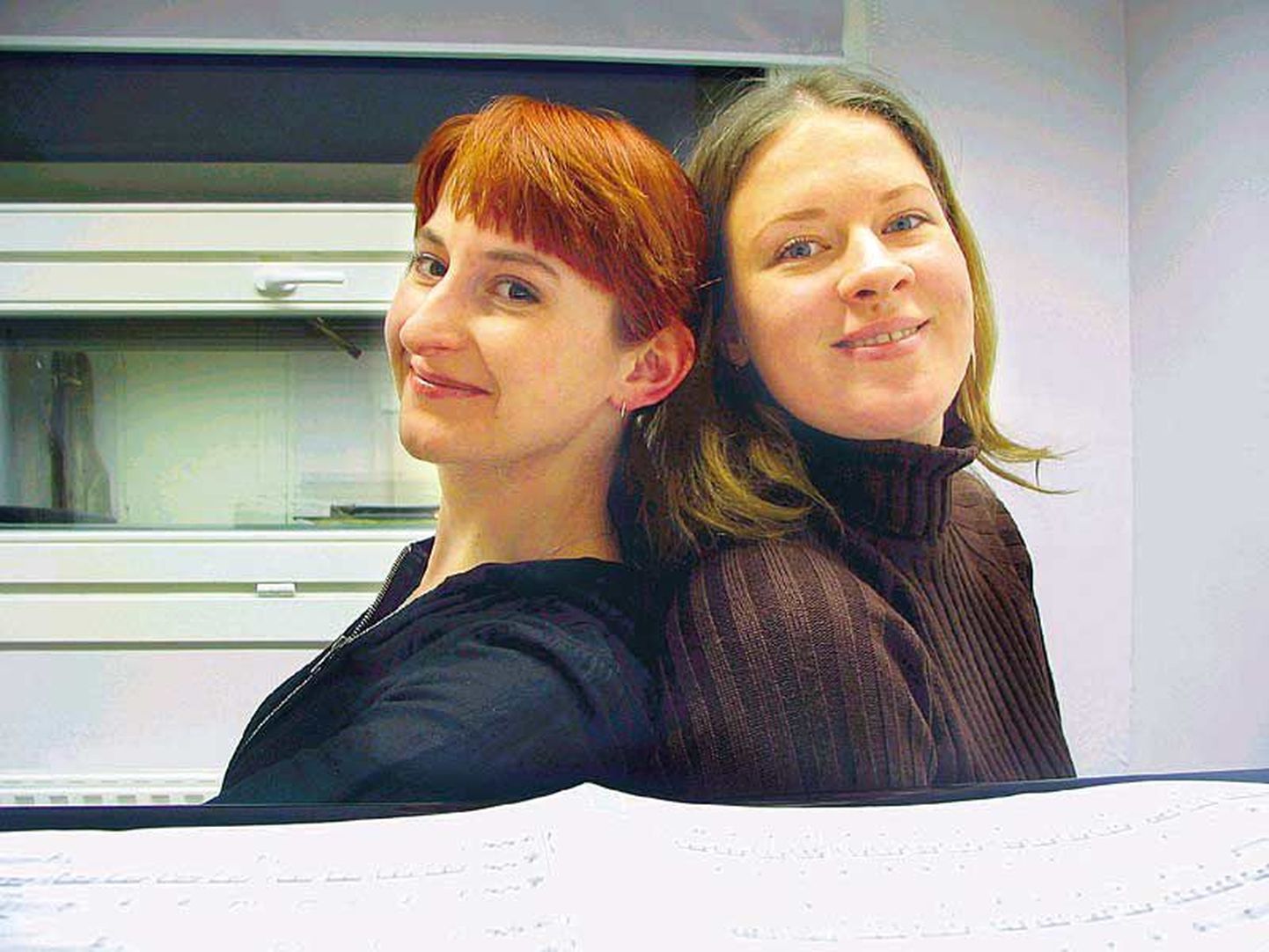 Sõbrannad koolipingist ja koos ka muusikas: Kadri-Ann Sumera (vasakul) ja Iris Oja.