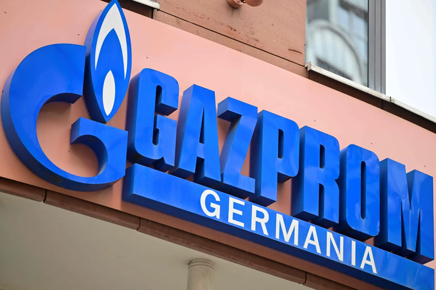Вывеска Gazprom Germania в Берлине. Апрель 2022 года