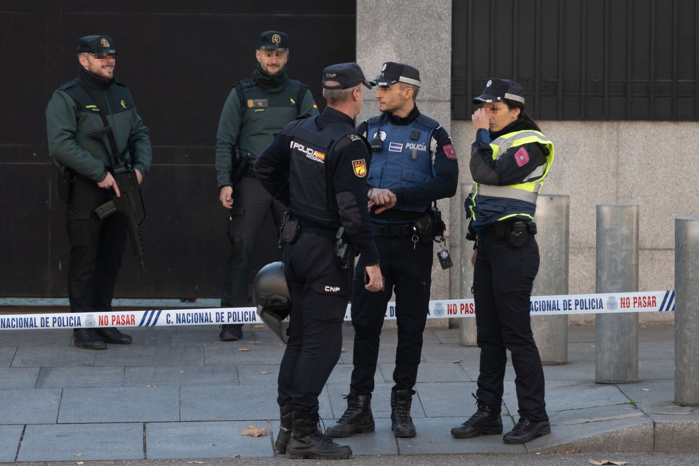 Испанские полицейские рядом с посольством США в Мадриде.