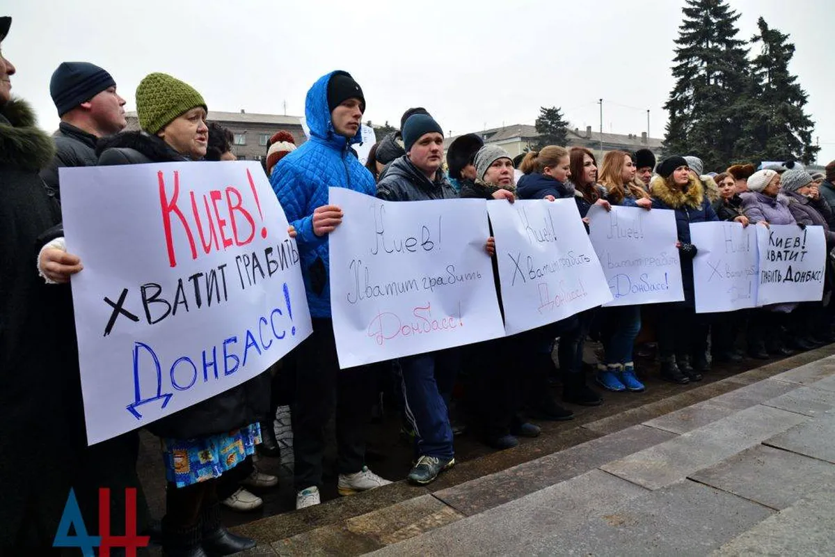 Местные элиты думали, что если выгнать на улицу «протестующих» против Киева, то можно продолжать безраздельно властствовать на Донбассе. Но у Москвы были другие планы. 