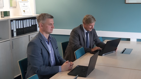 Astlanda Ehituse juhatuse esimees Kaupo Kolsar ja Ida-Viru Keskhaigla juhatuse esimees allkirjastasid lepingu digitaalselt. Astlanda Ehituse juhatuse esimees Kaupo Kolsar ja Ida-Viru Keskhaigla juhatuse esimees allkirjastasid lepingu digitaalselt.