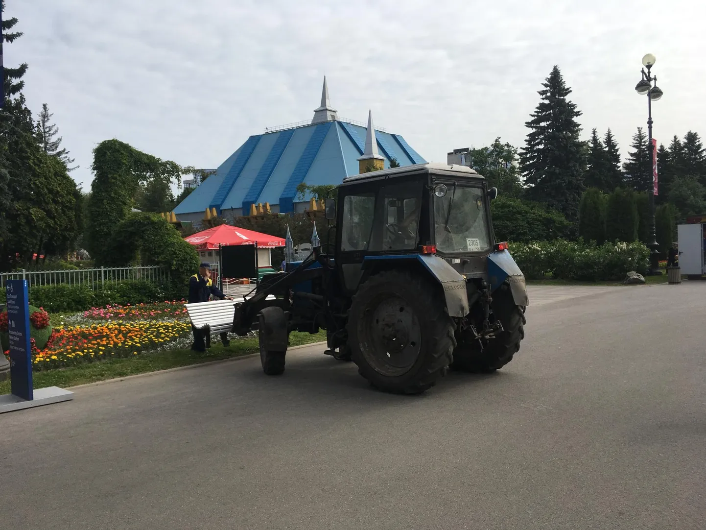 Ainuke töö, mis korraldajatel eile hommikul, kaheksa tundi enne Maroko - Iraani kohtumise algust Peterburi Krestovski staadioni juures tegemata, oli kahe pargipingi paigutamine ilusa lillepeenra juurde. FOTO: Ott Järvela