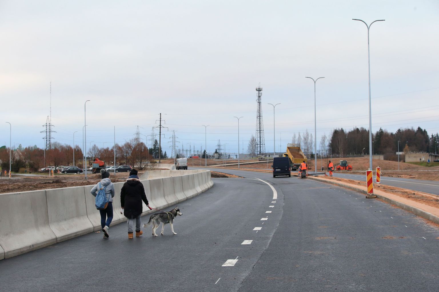 Idaringtee uuel lõigul Lammi tee ja Räpina maantee vahel on asfalt maha pandud ja jooned veetud. Liiklus algab homme.