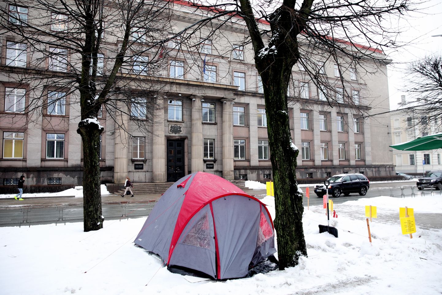Latvijas Republikas pilsonis Ainārs Kadišs iepretim Ministru Kabineta ēkai uzsācis nepārtrauktu badastreiku un novietojis telti.