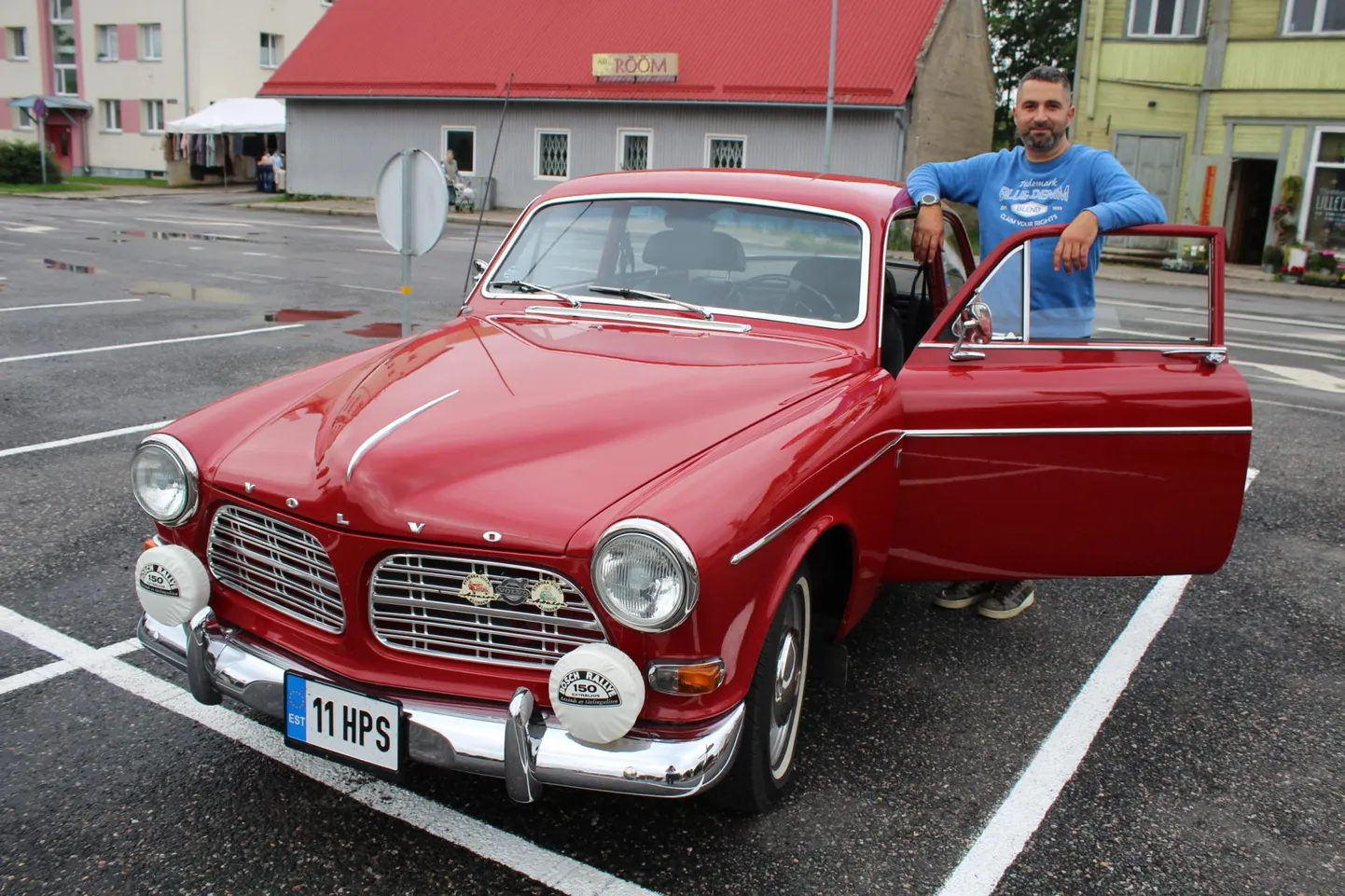 Stanislav Grebenjuk 1967. aasta Volvoga Tapa keskväljakul.