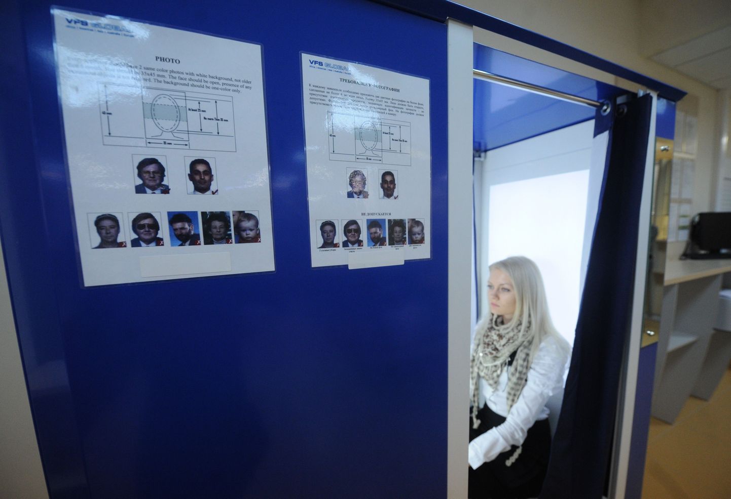 Naine Moskvas asuvas Rootsi viisakeskuses tegemas fotot Schengeni viisataotluse jaoks.