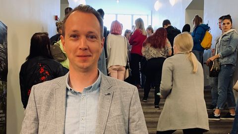Tänavsuu eelmisel kolmapäeval Tartus TÜ loodus- ja täppisteaduste õppehoones, vahetult enne eksami algust. Tänavsuu eelmisel kolmapäeval Tartus TÜ loodus- ja täppisteaduste õppehoones, vahetult enne eksami algust.