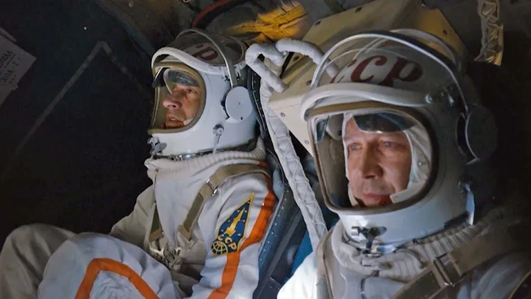 Konstantin Habenski (Beljajev) ja Jevgeni Mironov (Leonov) filmis «Esimeste aeg»