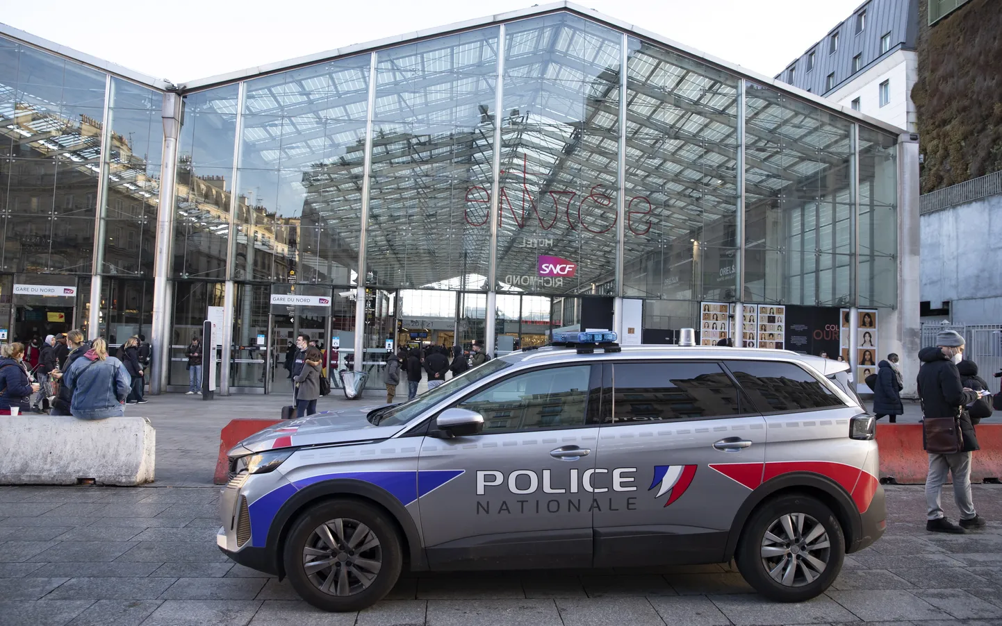 Politsei auto mullu veebruaris Pariisis Gare du Nordi raudteejaama juures.