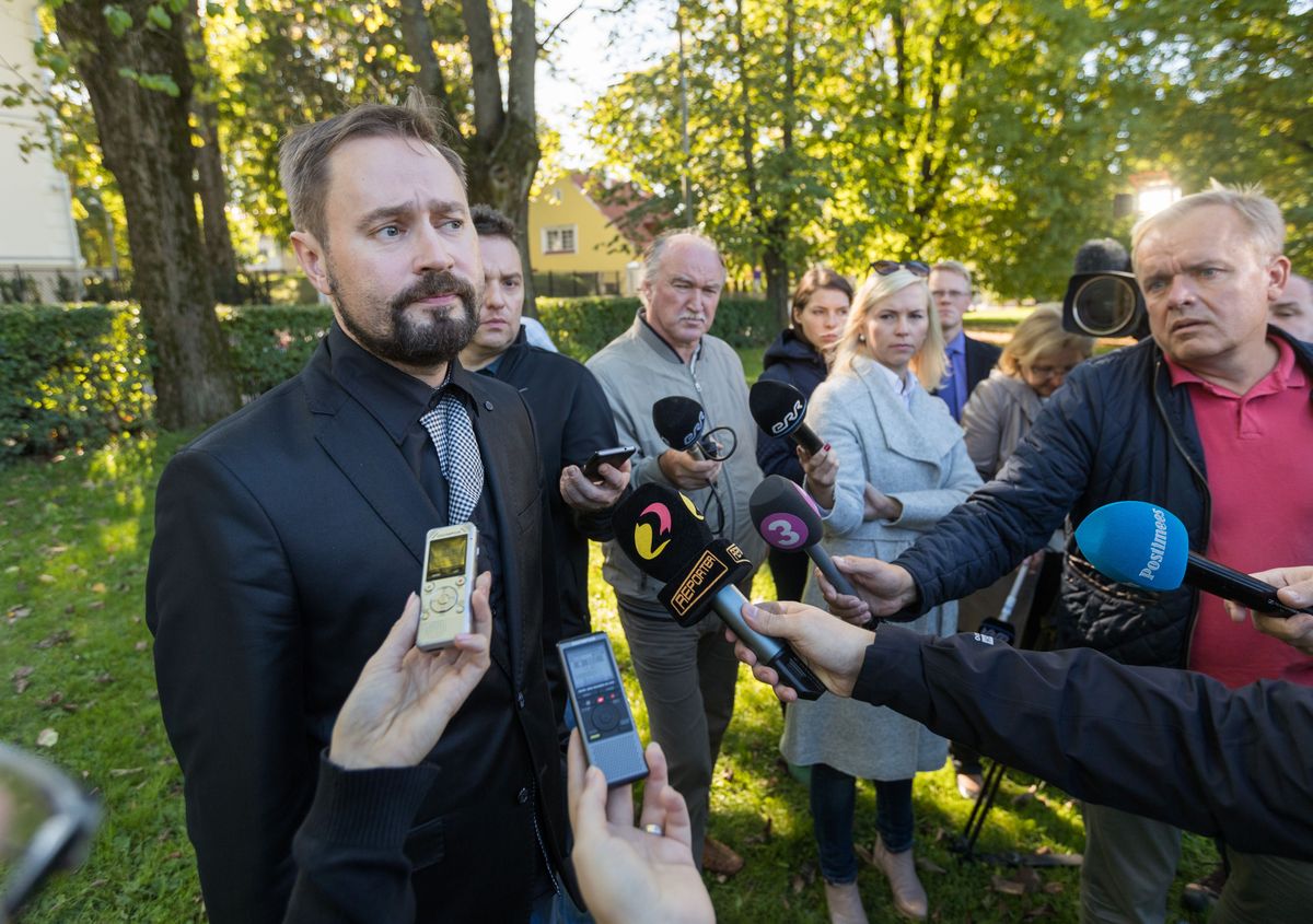 Juhtiv riigiprokurör Steven-Hristo Evestus ajakirjanike ees andmas selgitusi Savisaare uue kahtlustuse kohta mullu sügisel.