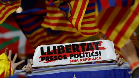 Video: Barcelona fännid ei leppinud enda vaigistamisega ja vilistasid Hispaania hümni armutult välja