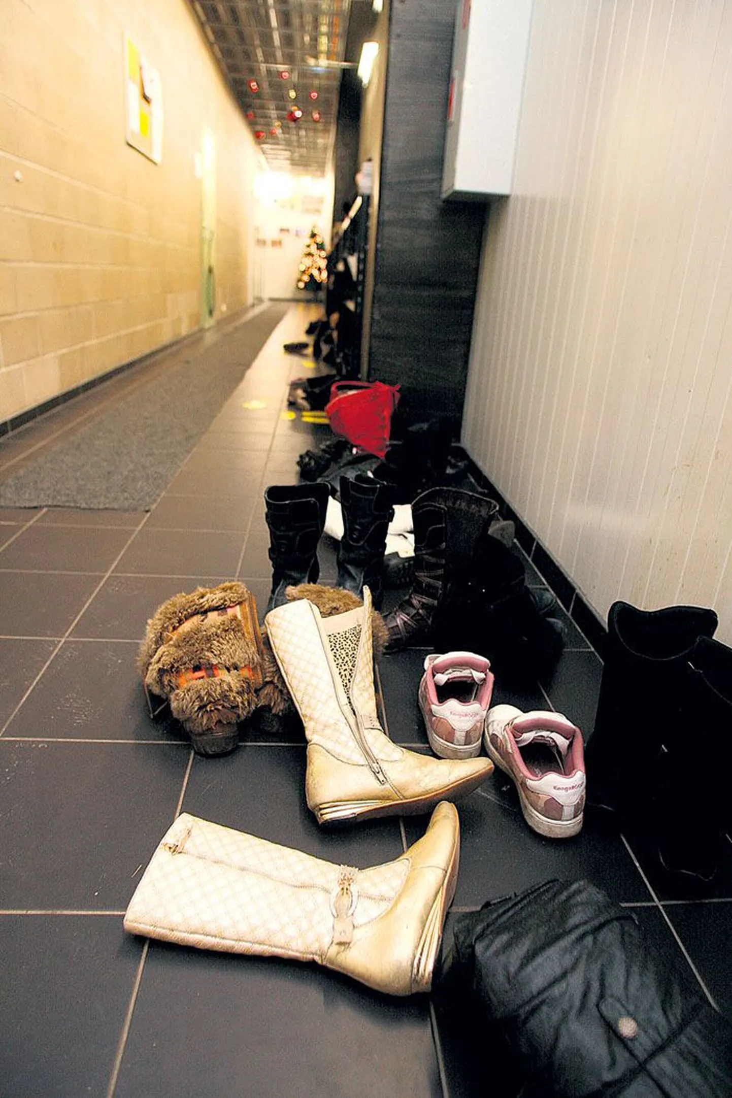 Trenni minnes jätavad lapsed välisjalanõud riietusruumi ukse taha, kust varga nobedad näpud ka 10-aastase iluvõimleja Laura Prosti uued saapad läinud kuul pihta panid.