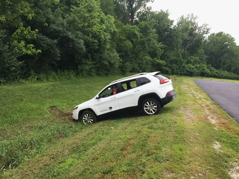 Häkkerite poolt kraavi juhitud Jeep Cherokee