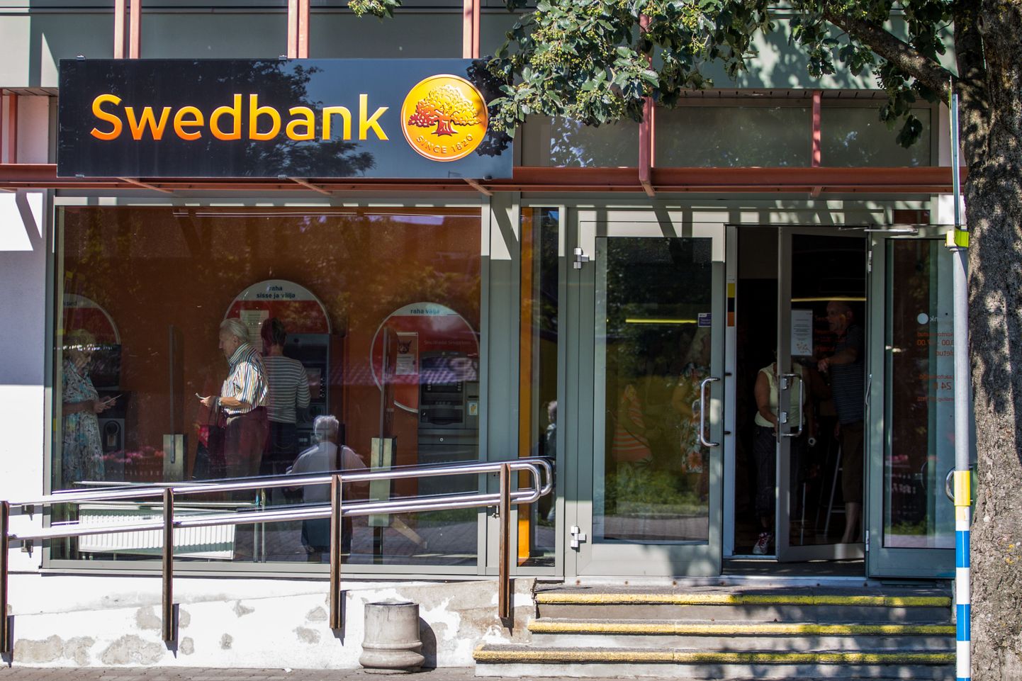 Swedbank paneb sundmüüki järjekordse makseraskustesse sattunud perekonna kodu.