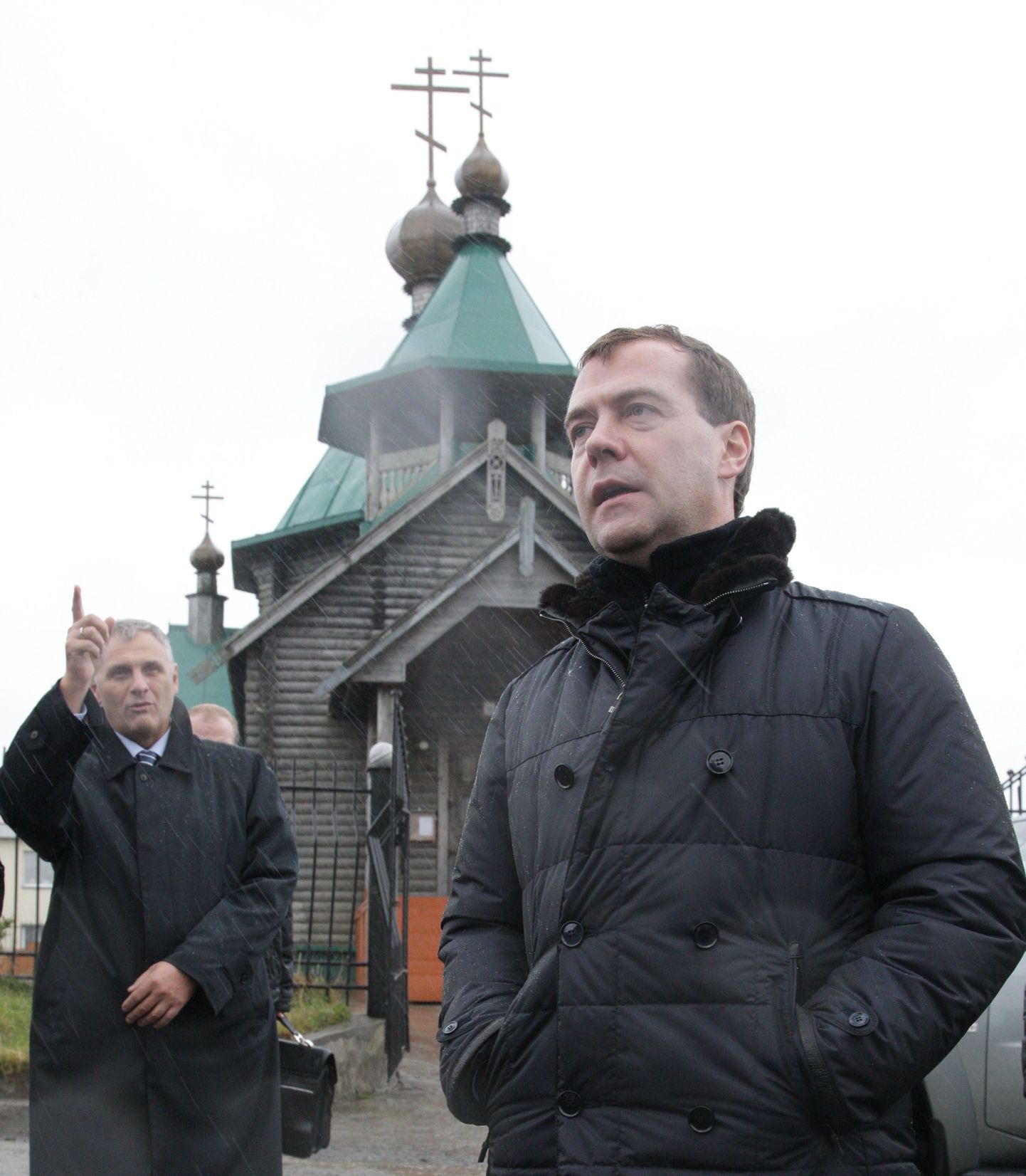 President Dmitri Medvedev Kunaširi saarel 1.novembril 2010. Taga paistab Sahhalini oblasti kuberner Aleksandr Horošavin.