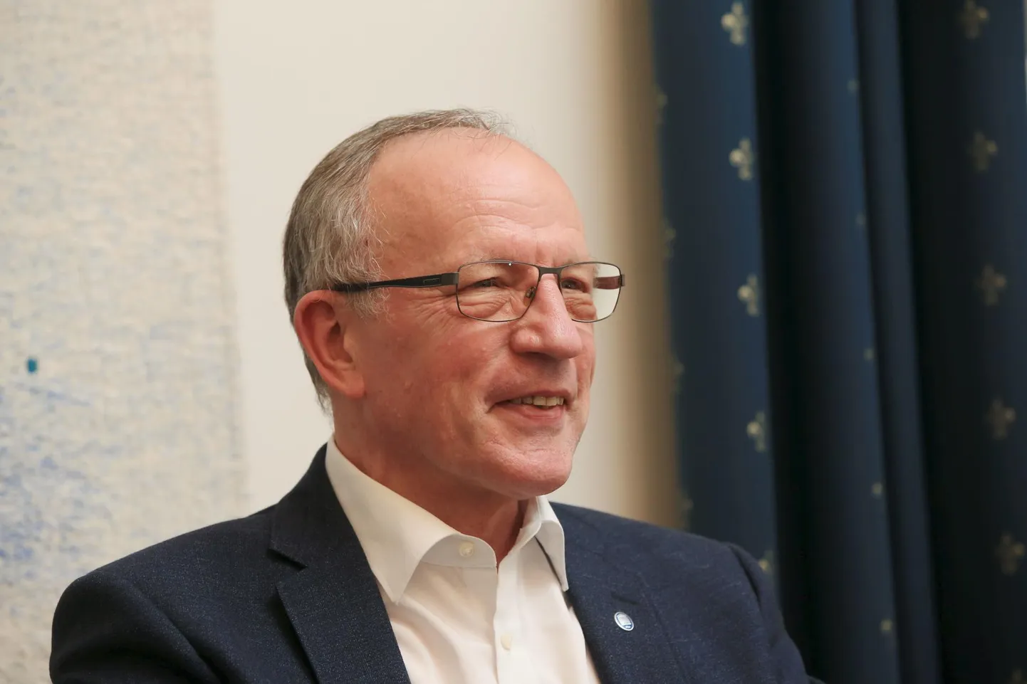 Olgugi et viimase aja uudiste põhjal otsustades võiks arvata, et lähiaastatest midagi head oodata pole, soovitab rektor Toomas Asser liiga dramaatilistest hoiakutest loobuda – ka igal probleemil on tahke, mille peale naeratada.