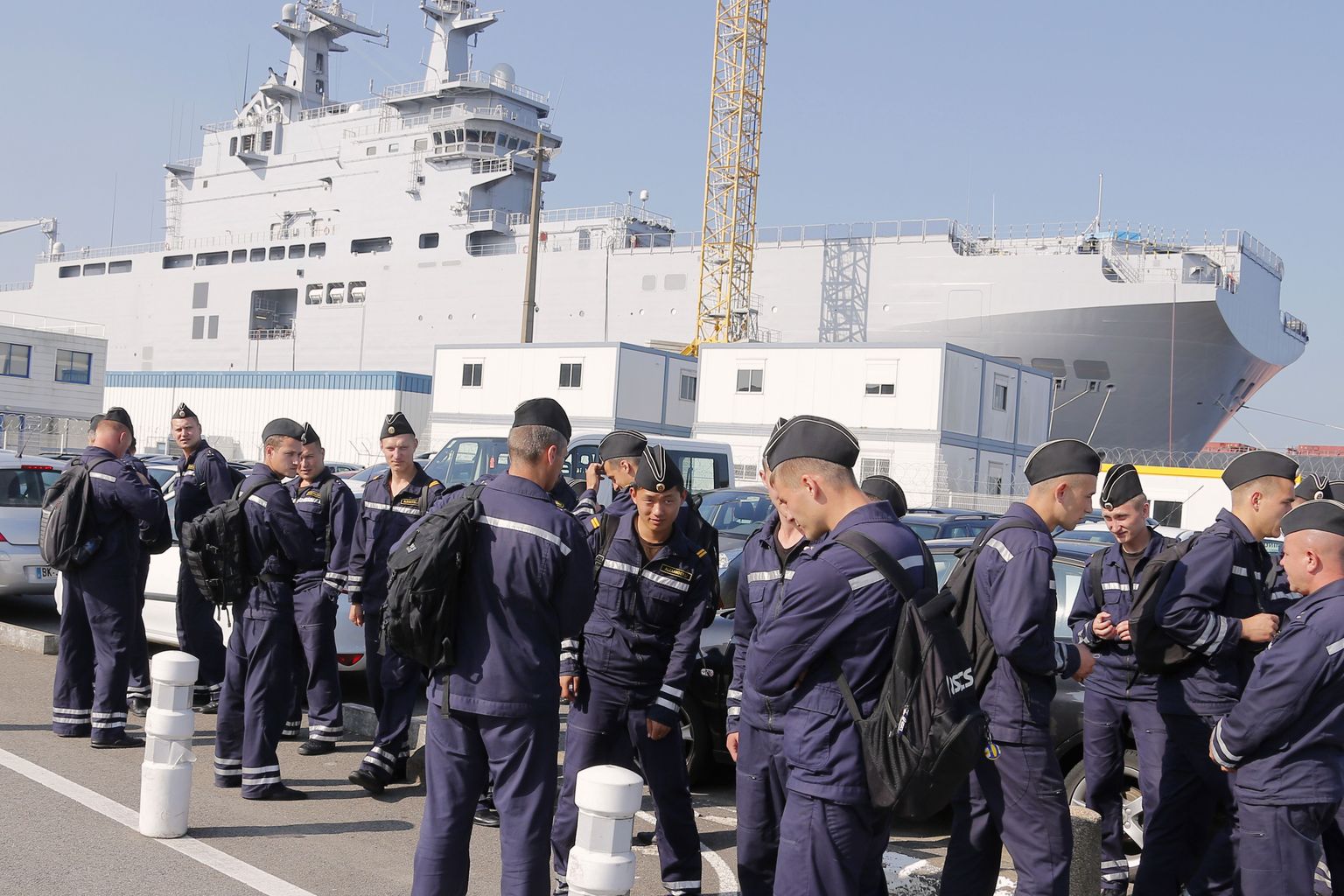 Mistraliga ümber käimist õppivad Vene sõdurid on juba Prantsusmaal Saint-Nazaire sadamas. Taamal paistab Mistral Vladivostok.