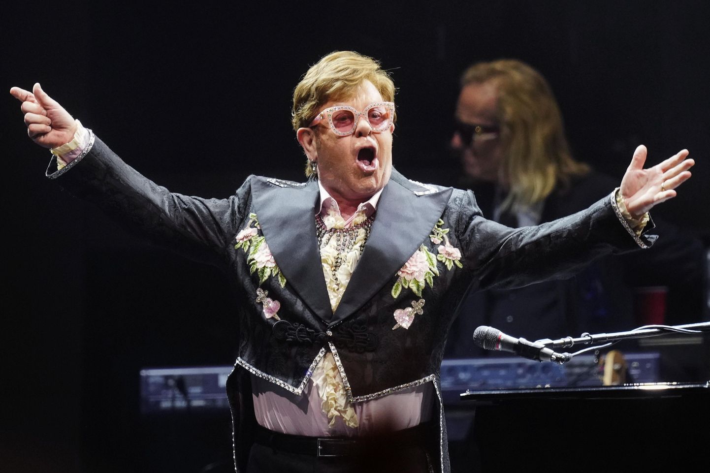 Elton John oma hüvastijätutuuri raames esinemas