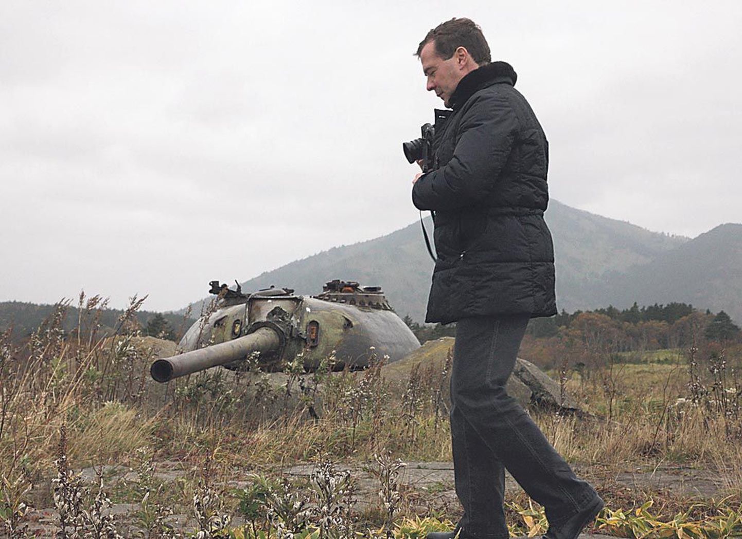 Fotograafiahuviline Dmitri Medvedev pildijahil ”põlisel Vene maa-alal” Kunashiri saarel.