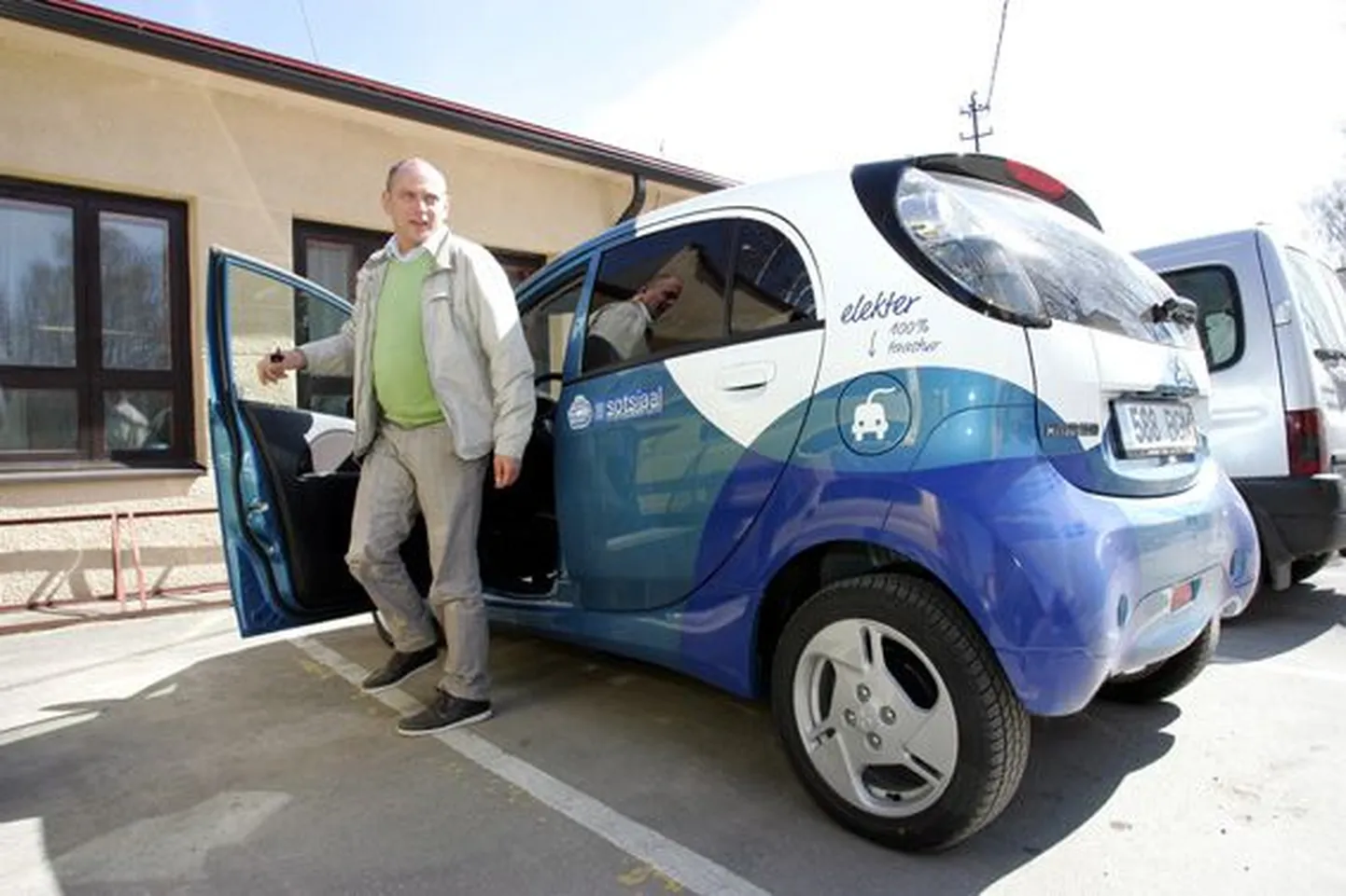 Tapa vallavanem Alari Kirt tegi esimese otsa Rakverest Tapale sõites ning oli elektriauto sõiduomadustega rahul.