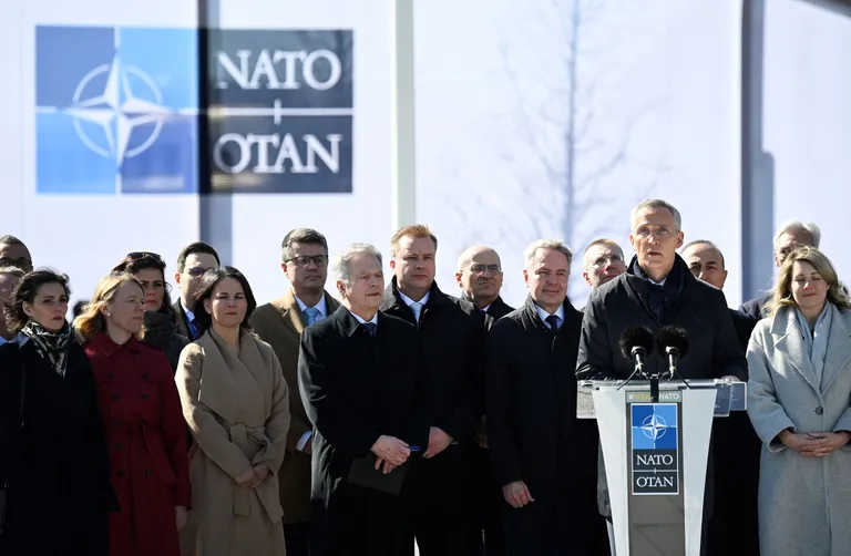 NATO ģenerālsekretārs Jenss Stoltenbergs 2023.gada 4.aprīlī teic runu par godu Somijas karoga uzvilkšanai NATO galvenajā mītnē Briselē pēc Somijas kļūšanas par NATO dalībvalsti