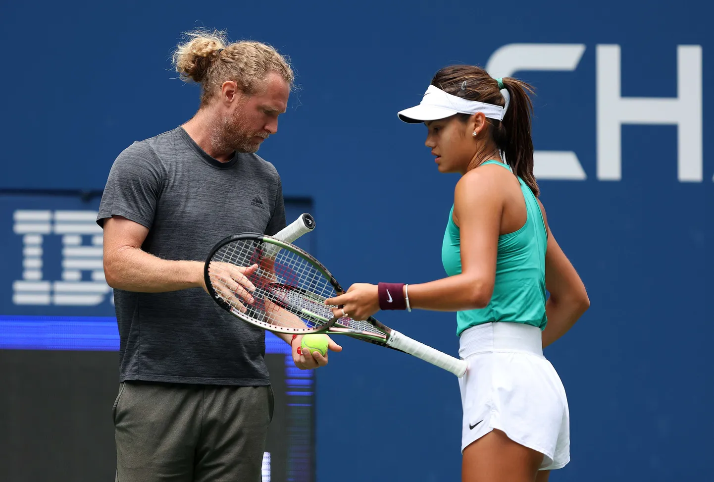 Dmitri Tursunov (vasakul) ja Emma Raducanu.