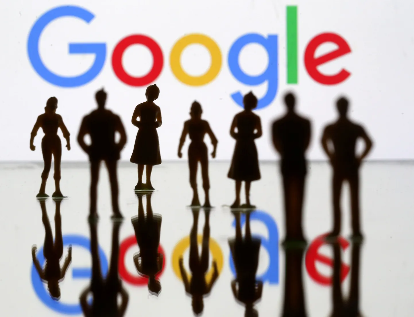 Inimesed Google'i logo ees.