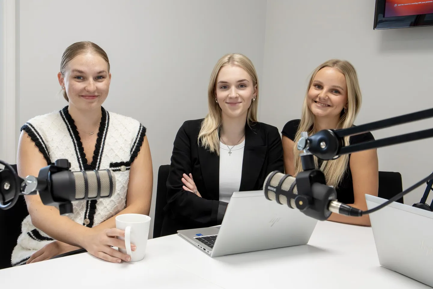 Pärnu Postimehe suvefotograaf Ketlin Hamburg (vasakult) ning suvereporterid Lilly Meigo ja Gerttu Johanna Riik jagavad kogemusi.