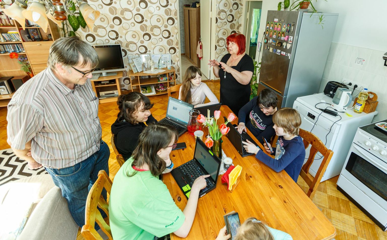 Timo Pihlaja ja Inge Ojala-Pihlaja pere lapsed on kaugõppel. See tähendab, et korraga on kodus kogu pere ning peab saama õpitud ning ka vanemate tööd tehtud.