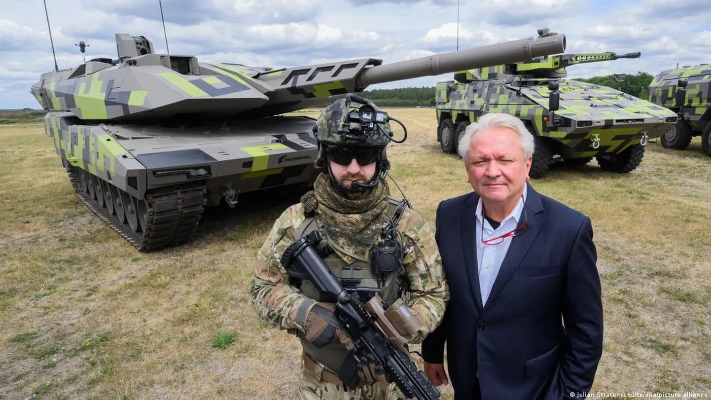 Глава концерна Rheinmetall Армин Паппергер рядом с "пехотинцем будущего" и новейшим танком Panther