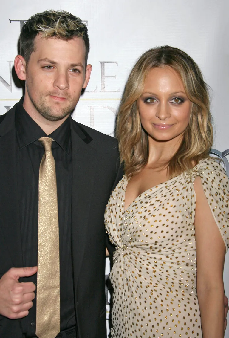 Nicole Richie koos oma abikaasa Joel Maddeniga 2009. aastal. Madden on küll Richiest pikem, kuid muusik ise on 170 cm pikk.